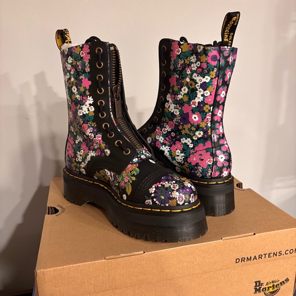 Dr. Martens Shoes - NWT Dr Martens Sinclair Hi Vintage Floral Platform Boots 7 / 38